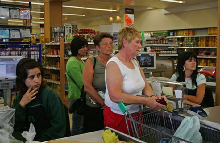 Ræninginn krefst þess að viðskiptavinirnir afklæðist.