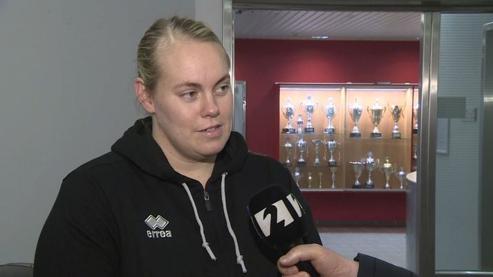 Helena Sverrisdóttir segir það mjög svekkjandi að missa af leikjum bæði með Haukum og landsliðinu.