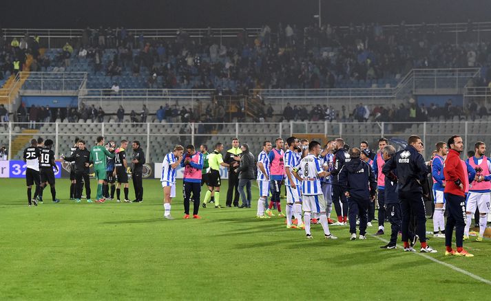 Leikmenn Pescara og Atalanta eftir að jarðskjálftinn varð.