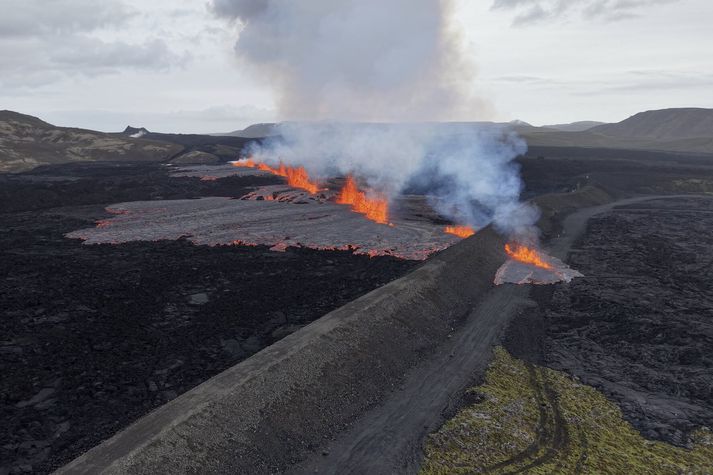 Eldgosið nær inn fyrir varnargarðinn við Grindavík.