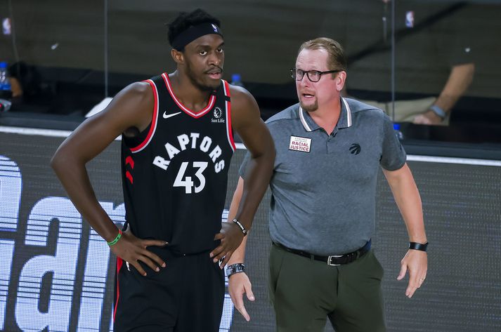 Pascal Siakam ásamt Nick Nurse, þjálfara liðsins.