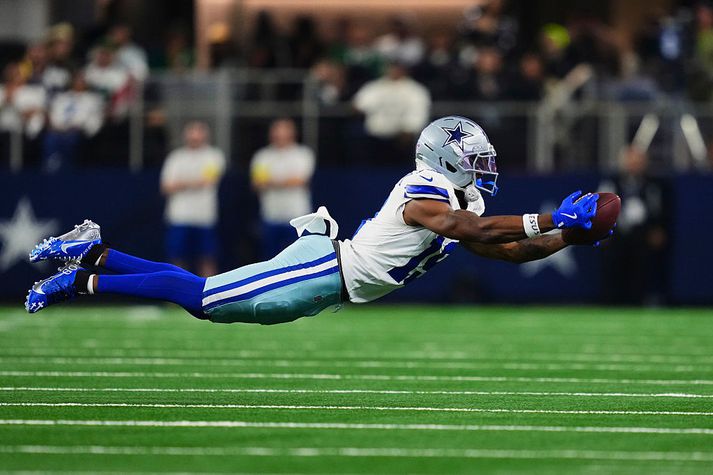 Ryan Flournoy, leikmaður Dallas, grípur bolta í leiknum í nótt.