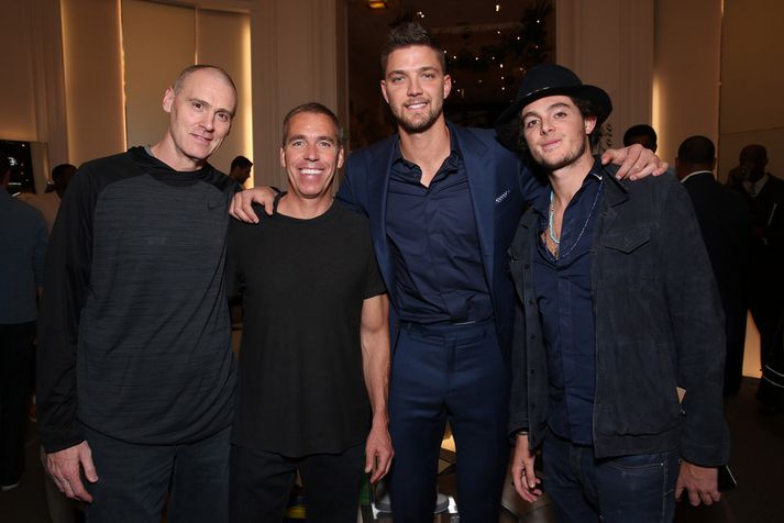 Dan Fegan er hér annar frá vinstri á milli þeirra Rick Carlisle, þjálfara Dallas og Chandler Parsons. Matthew Chevallard er með þeim á myndinni.