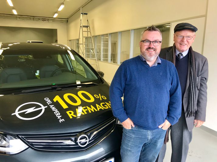 Siggi Hlö og Ómar Ragnarsson keppa um það hvor kemst lengra á einni hleðslu á Opel Amera-e