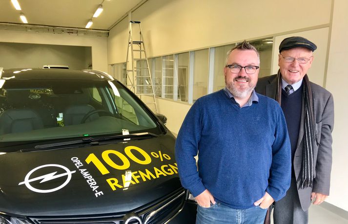 Bein útsending: Ómar Ragnarsson og Siggi Hlö keppa til Akureyrar á Opel Ampera-e - Vísir