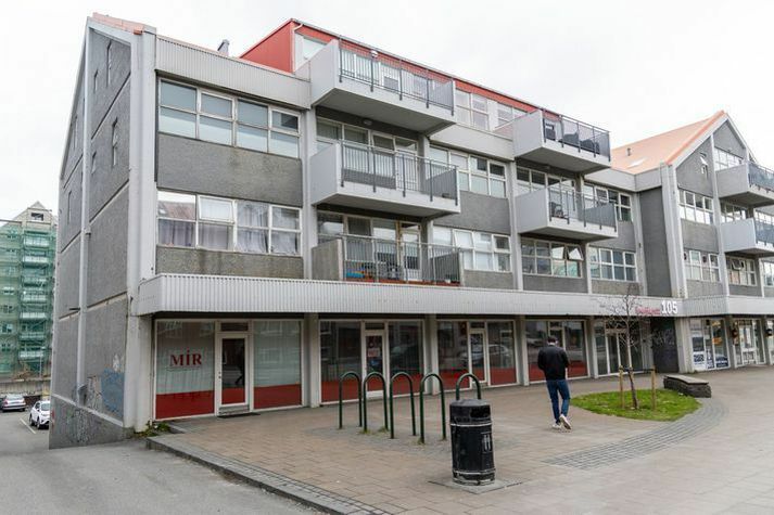 Formaður MÍr segir hóp fólks hafi ekki átt rétt á að sitja aðalfundinn hafi ruðst að. 