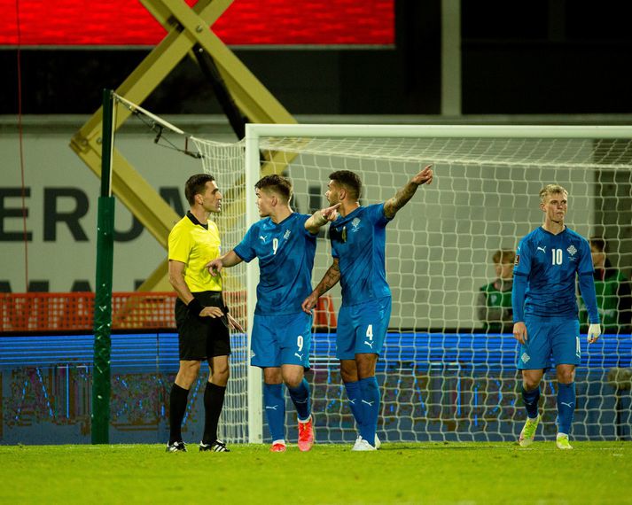 Viðar Örn Kjartansson og Guðlaugur Victor Pálsson rökræða við dómara leiksins eftir mark Armena á föstudag.