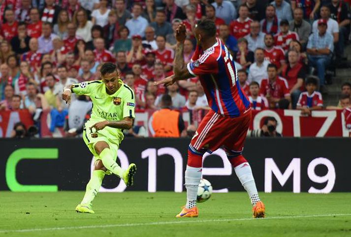 Neymar skorar annað mark sitt.