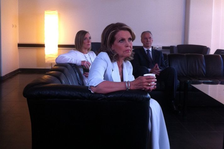 Frambjóðendur fylgjast eftirvæntingarfullir með.