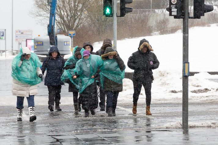 Það dregur smám saman úr vindi og úrkomu í dag.