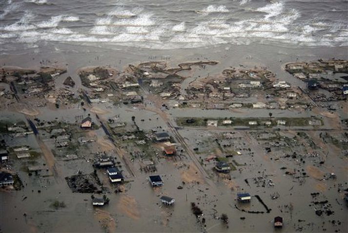 Ekkert nema húsgrunnarnir eru eftir í þessu íbúðahverfi við Chrystal Beach ströndina í Texas.