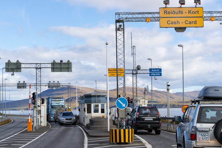 Vegfarendum er bent á að fara Hvalfjörðinn næsta klukkutímann.