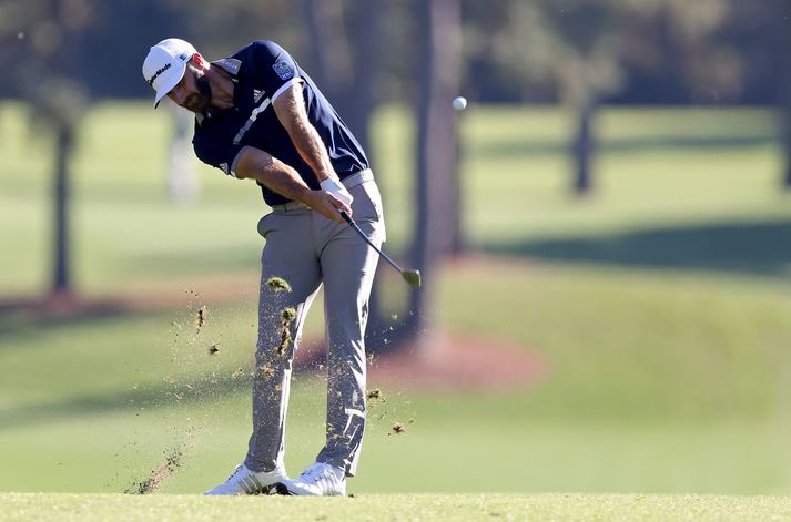 Dustin Johnson er meðal efstu kylfingu á Masters-mótinu.