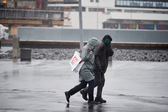 Hvöss norðanátt með rigningu eða slyddu á miðvikudag, 13-23 metrar á sekúndu, hvassast norðvestantil.