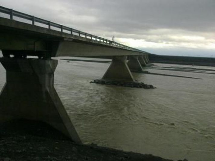Hlaupið úr Grímsvötnum í Vatnajökli ofan í Gígjukvísl óx í gær á miklu meiri hraða en mælingamenn höfðu átt von á.