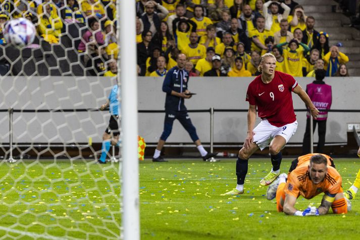 Erling Braut Haaland þenur netmöskvana á Friends Arena í kvöld.