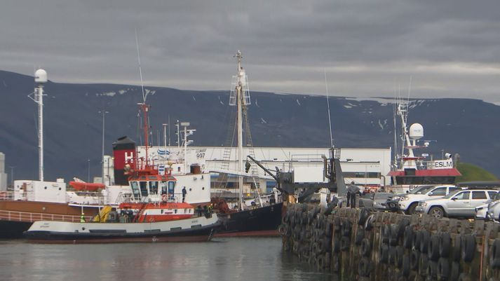 Skipið er silgt af stað.
