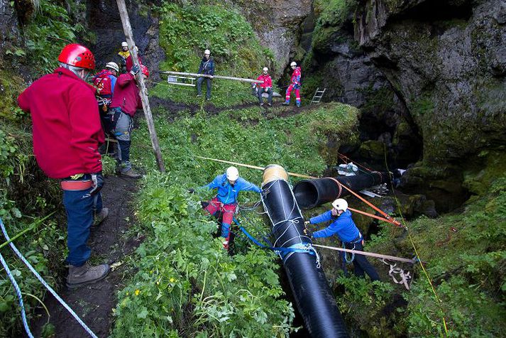  Mikinn mannafla þurfti til að koma rörunum fyrir en þau eru ekki tilbúin til að taka við ánni enn sem komið er.
