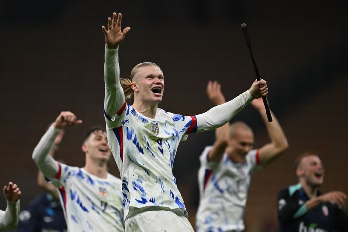 Erling Braut Haaland fagnar sigri Norðmanna í Mílanó í gær.
