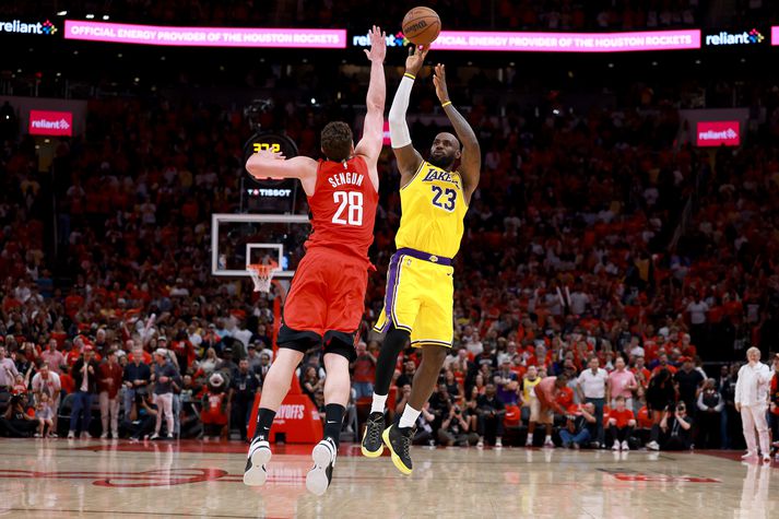 LeBron James skýtur yfir Alperen Sengün í þriðja leik Houston Rockets og Los Angeles Lakers. LeBron kom leiknum í framlengingu með því að setja niður þriggja stiga skot á ögurstundu.