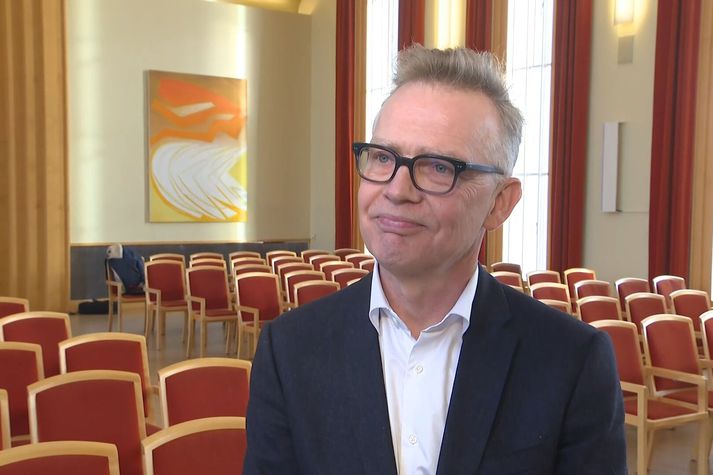 Magnús Karl Magnússon prófessor við læknadeild gengur stoltur en þreyttur frá rektorskjörinu.