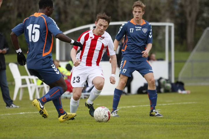 Aron Bjarnason í baráttunni við Tonny Mawejje og Ragnar Pétursson.