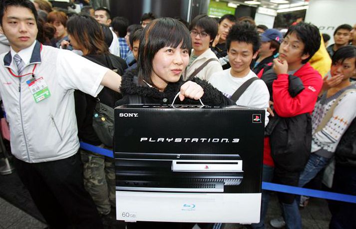 Úr verslun í Tókýó. Hamagangur var í verslunum í Japan þegar sala hófst á PlayStation 3 leikjatölvunni á laugardag.