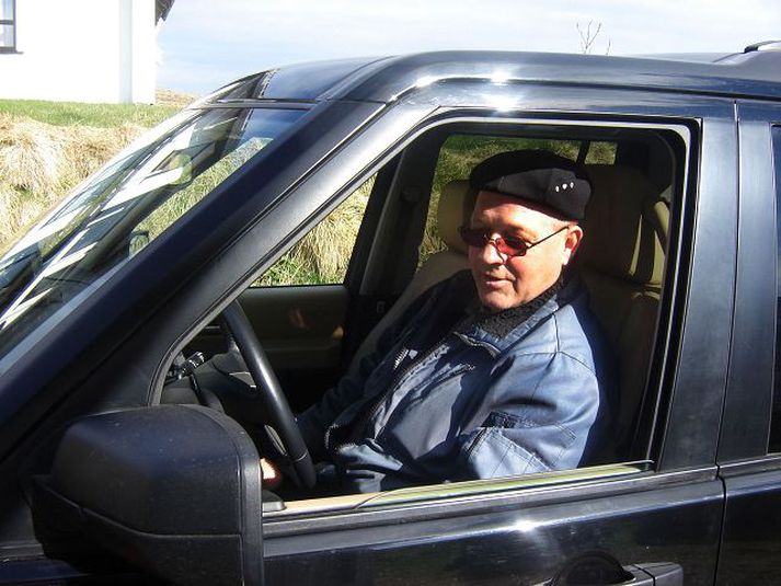 Guðbjörn Sigurpálsson í bílnum sem hann keypti af Bubba.