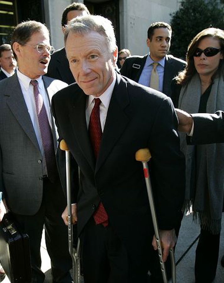 Fótbrotinn. Libby studdist við hækjur í dómssal í gær en hann fótbrotnaði á dögunum.