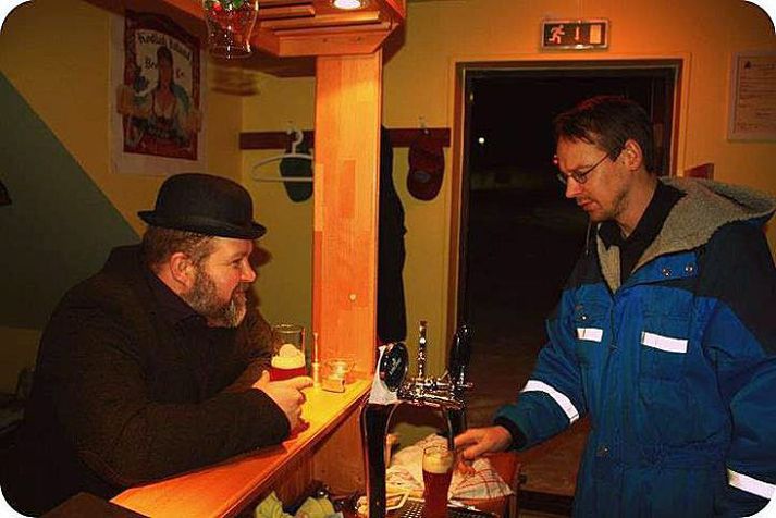 Hér eru þeir Bjarni Kristófer Kristjánsson og Broddi Reyr Hansen að skrafa yfir krúsum á barnum í Bjórsetrinu.