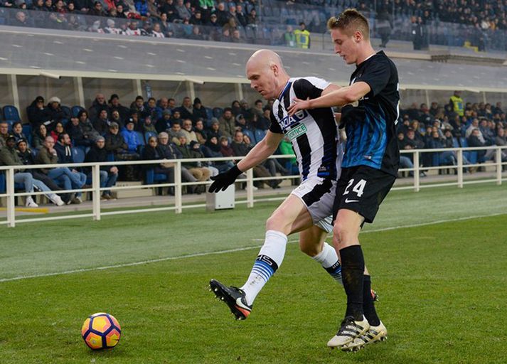 Emil skýlir boltanum í leiknum gegn Atalanta í dag.