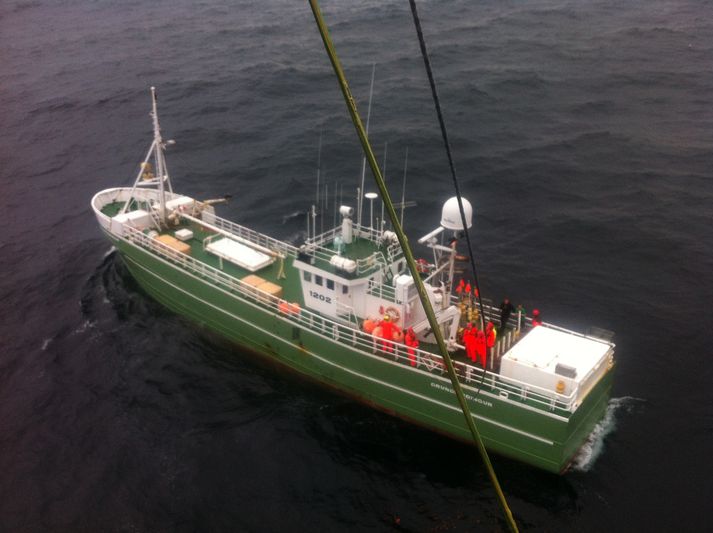 Grundfirðingur SH-24. Myndina tók áhöfn TF-LÍF þar sem þeir voru að hífa manninn um borð.