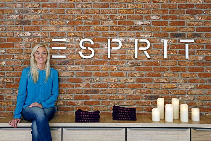 Elsa Þóra Jónsdóttir, eigandi Esprit á Íslandi, er glöð í bragði í nýja húsnæðinu í Smáralind.