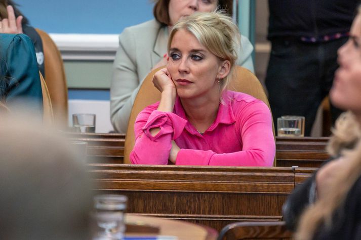 Diljá Mist fylgist með í Eldhúsdagsumræðum. 