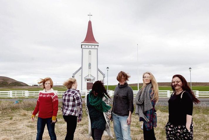 Åshild Pettersen, Fanney Kristjánsdóttir, Frid Halmøy, Aðalbjörg Árnadóttir, Katla Rut Pétursdóttir og Jenný Lára Arnórsdóttir við Snartastaðakirkju.