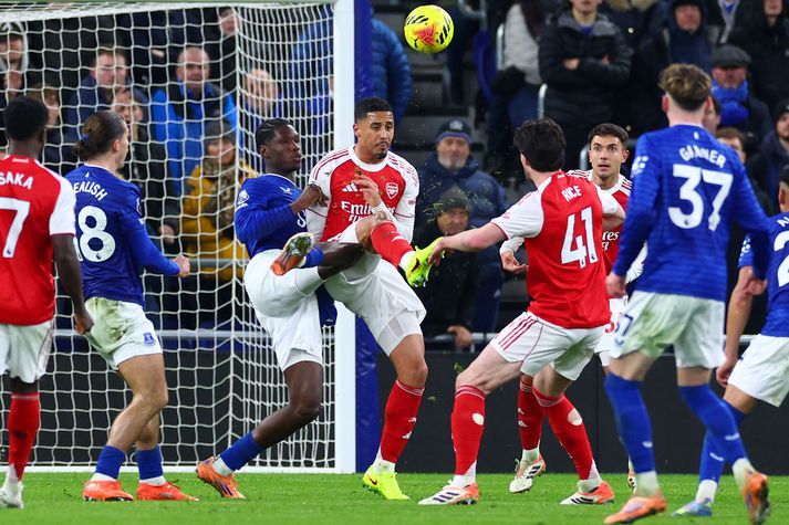 Atvikið umrædda með Arsenal-manninum William Saliba og Everton-maninum Thierno Barry.