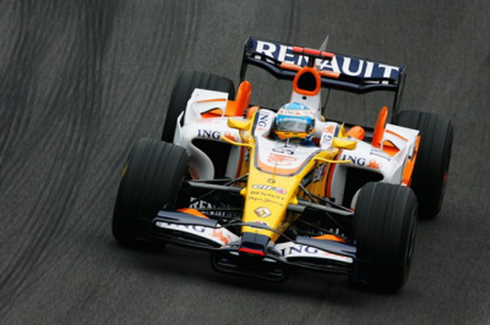 Fernando Alonso var fljótastur á æfingum í gær og telur sig geta náð fjórða sæti á ráslínu í dag.