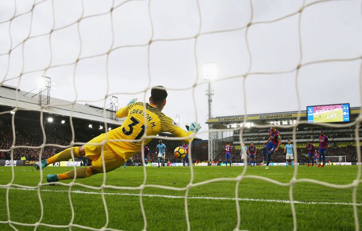 Ederson getur varið vítaspyrnur. Það mun kannski koma í ljós seinna meir hvort hann geti skorað úr þeim