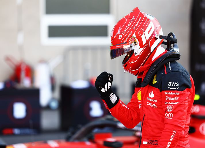 Charles Leclerc ræsir fremstur í kvöld.