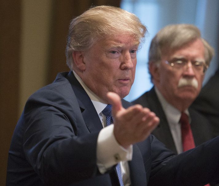 Trump með John Bolton, nýjum þjóðaröryggisráðgjafa sínum. Þeir hafa ekki enn tilkynnt um viðbrögð Bandaríkjanna við árásinni í Douma umfram torrætt tíst forsetans í morgun.