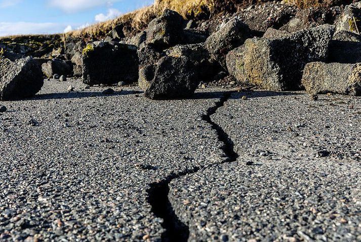 Stór skjálfti hefur ekki mælst á Reykjanesskaga í rúman sólarhring. Ríflega þrjú hundruð skjálftar hafa mælst frá miðnætti.