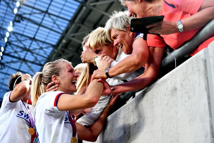 Ada Hegerberg fagnar þrennu og sigri í Meistaradeild með fjölskyldu sinni í stúkunni.