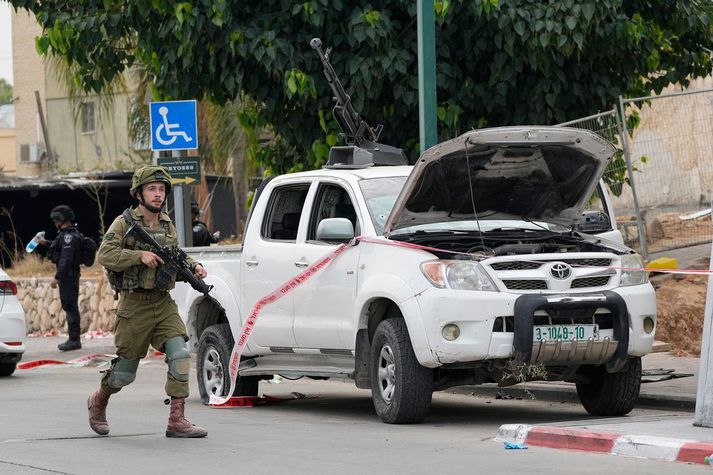 Ísraelskur hermaður gengur fram hjá pallbíl sem vígamenn Hamas notuðu í árás sinni í Sderot 7. október. Hamas-liðar myrtu á annað þúsund manns og tóku um 250 manns í gíslingu.