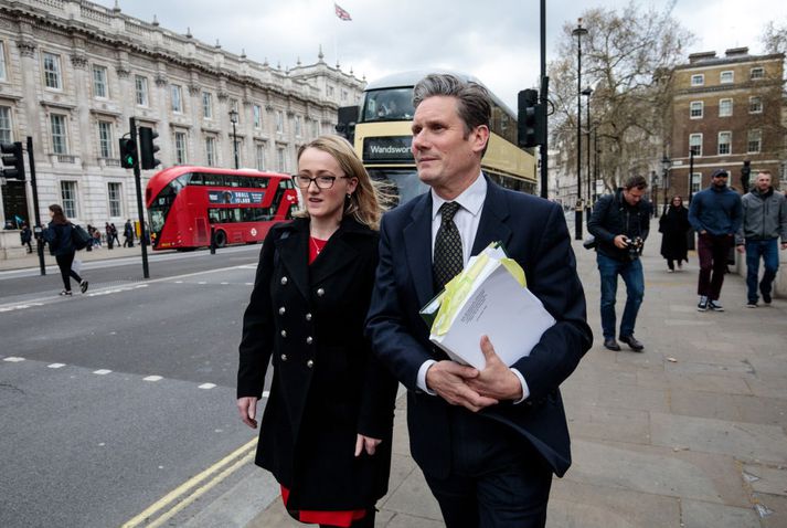Rebecca Long Bailey, skuggaráðherra viðskiptamála, og Sir Keir Stramer, skuggaráðherra Brexit-mála, yfirgefa fundinn í Westminster síðdegis í dag.