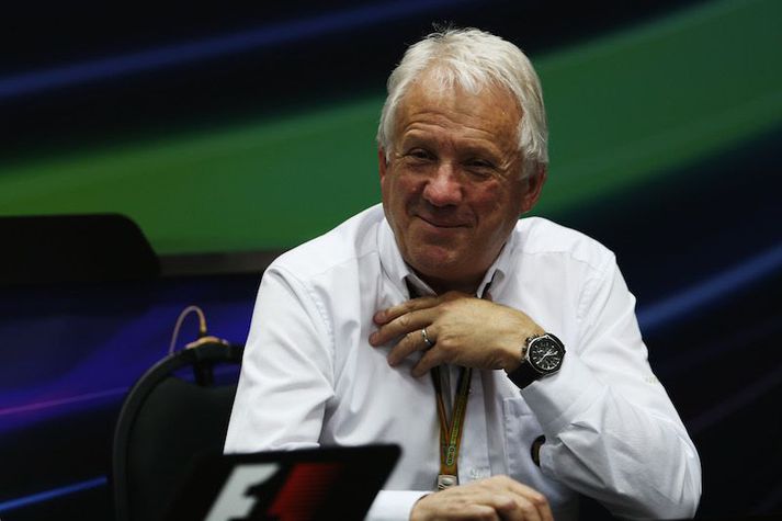 Charlie Whiting situr fyrir svörum á blaðamannafundi.