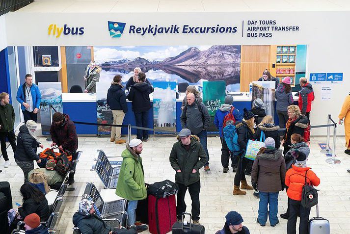 Rútuferðir á milli Keflavíkurflugvallar og höfuðborgar liggja niðri vegna fækkunar flugfarþega. Samgöngu-og sveitarstjórnarráðuneytið hefur nú til skoðunar hvort rétt sé að grípa inn í og styrkja samgöngur þar á milli í ljósi þess að komufarþegar brjóti ítrekað reglur um sóttkví.