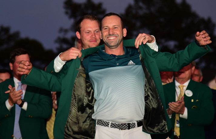 Danny Willett klæðir Sergio Garcia í græna jakkann.