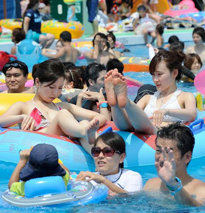 Kæfandi hiti í Japan. Tugir þúsunda hafa þurft að leggjast inn á sjúkrahús.
nordicphotos/AFP