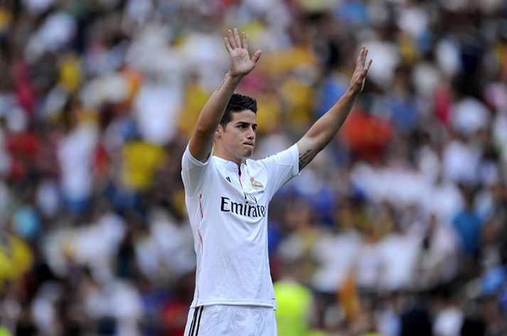 James Rodriguez veifar til áhorfenda á Santiago Bernabeu í gær.