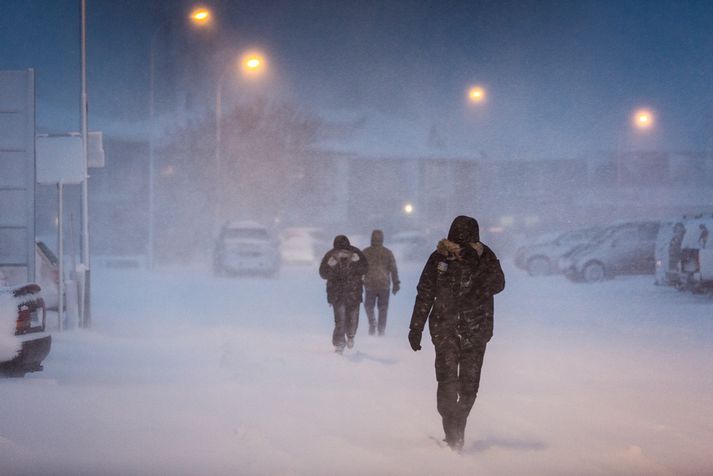 Stormur, allt að 20-25 metrar á sekúndu með dimmum éljum.